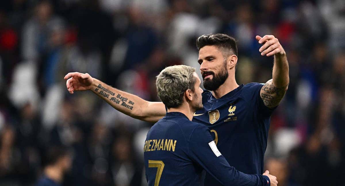 Griezmann (31) felicita a Giroud por su gol. ante Inglaterra /AFP