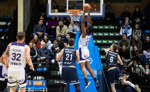 Kevin Allen machaca durante un partido de esta temporada.  Relevo