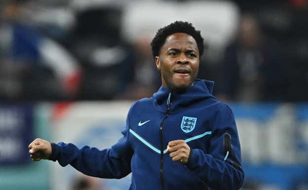 Raheem Sterling (28), en el calentamiento del partido frente a Francia.  DYLAN MARTÍNEZ / REUTERS