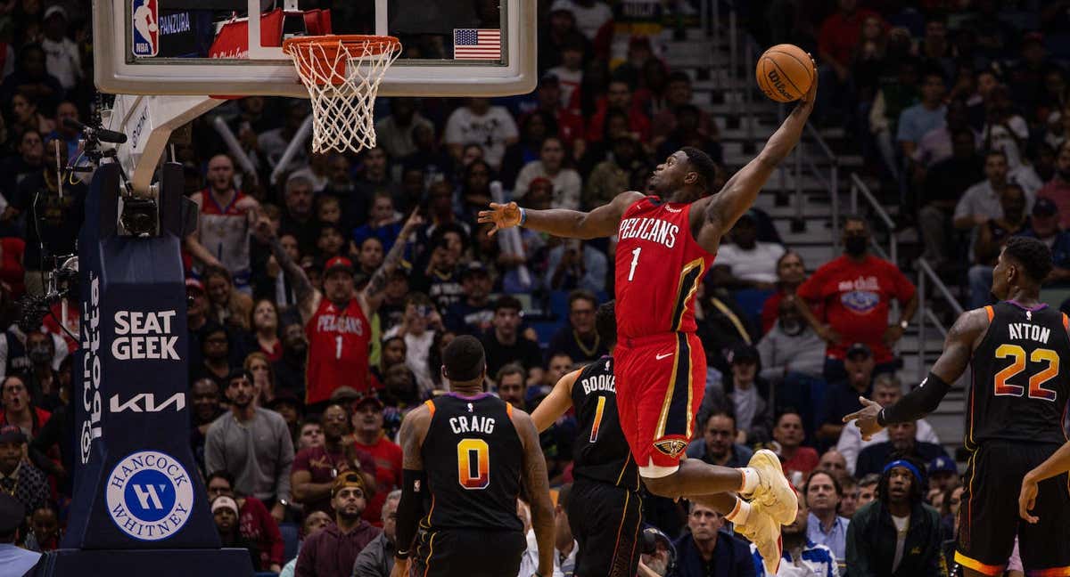 Zion Williamson se dispone a machacar ante los Suns. /REUTERS