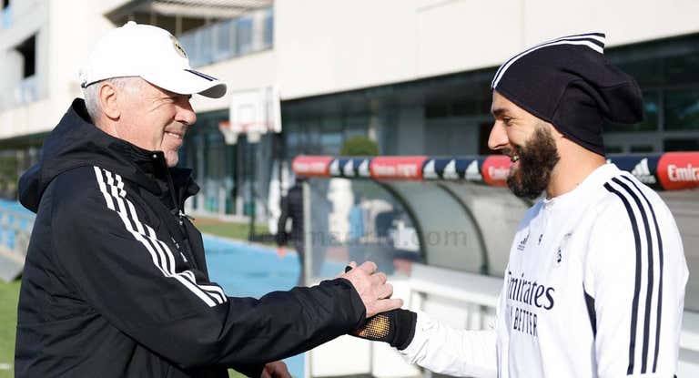 Ancelotti saluda a Benzema en el entrenamiento de este sábado.