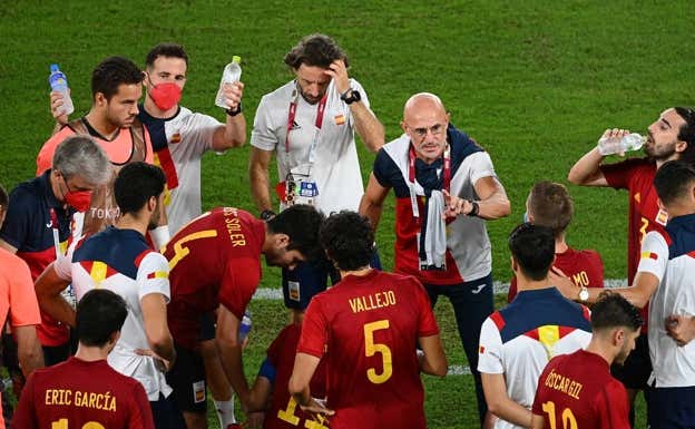 Luis de la Fuente da instrucciones a sus jugadores en los Juegos Olímpicos de Tokyo. AFP