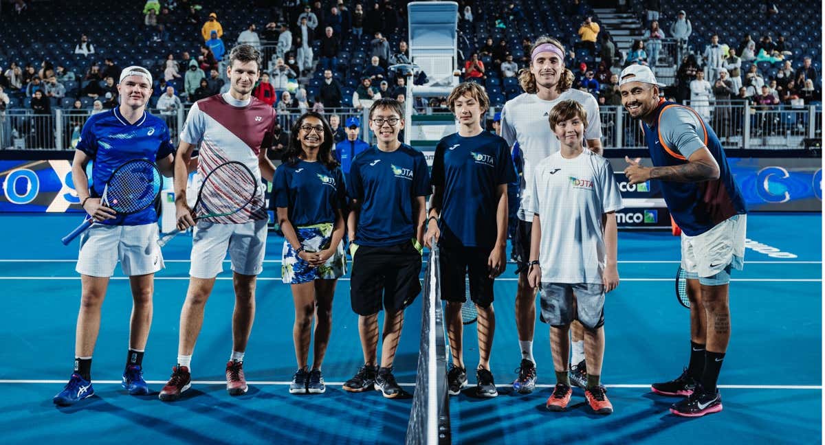 Tsitsipas y Kyrgios, a la derecha de la red, antes de su partido en la Diriyah Tennis Cup. /Diriyah Tennis Cup