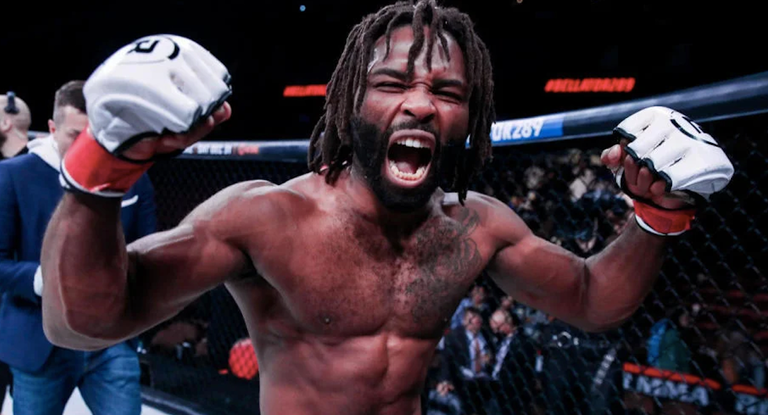 Raufeon Stots celebra su triunfo en Bellator 289.