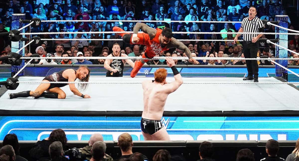 Jey Uso salta sobre Sheamus durante el combate de este viernes en SmackDown./WWE