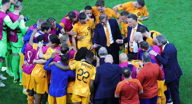 Van Gaal se marcha invicto y con la espina de otros penaltis