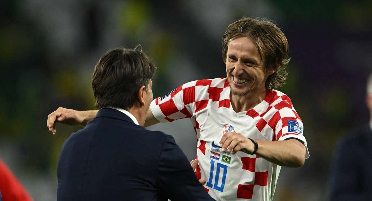 Modric se abraza con Dalic./REUTERS