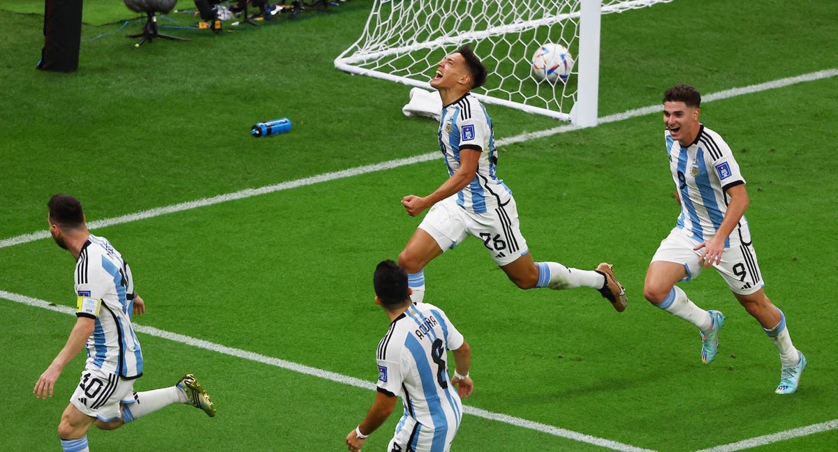 Nahuel Molina y Acuña corren a celebrar el gol de Messi