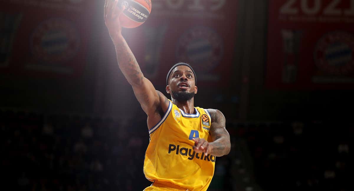 Lorenzo Brown lanza a canasta durante el partido ante el Bayern Munich