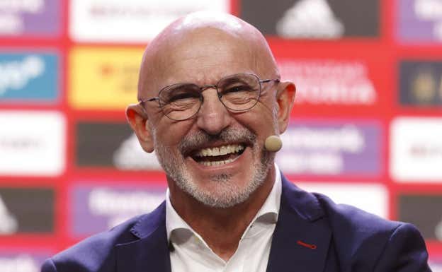 Luis de la Fuente sonríe durante su presentación como seleccionador. Efe