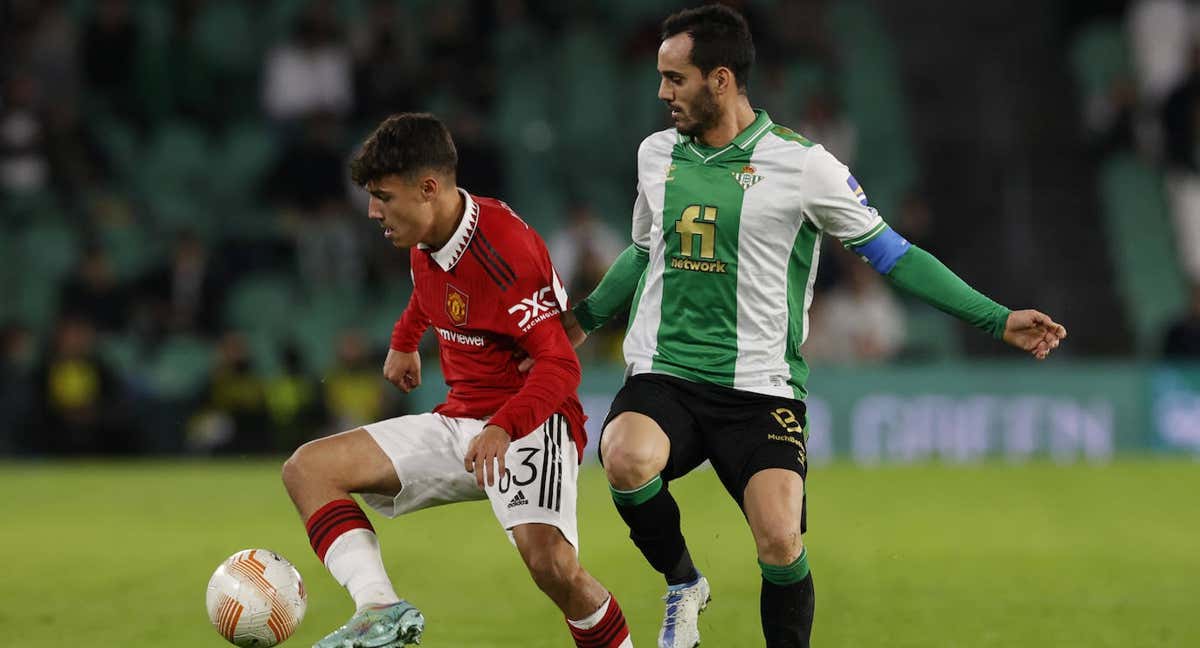 Juanmi presiona a Jurado en el partido del pasado sábado./Efe