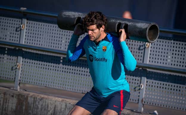 Marcos Alonso es uno de los pocos que se está entrenando. FCB
