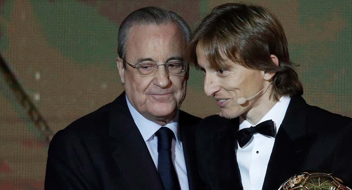 Florentino Pérez, junto a Luka Modric durante la gala del Balón de Oro que le otorgaron al croata/EFE