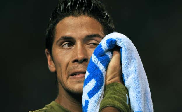 Fernando Verdasco se seca el sudor en las semifinales de Australia ante Rafa Nadal, en 2009.  AFP
