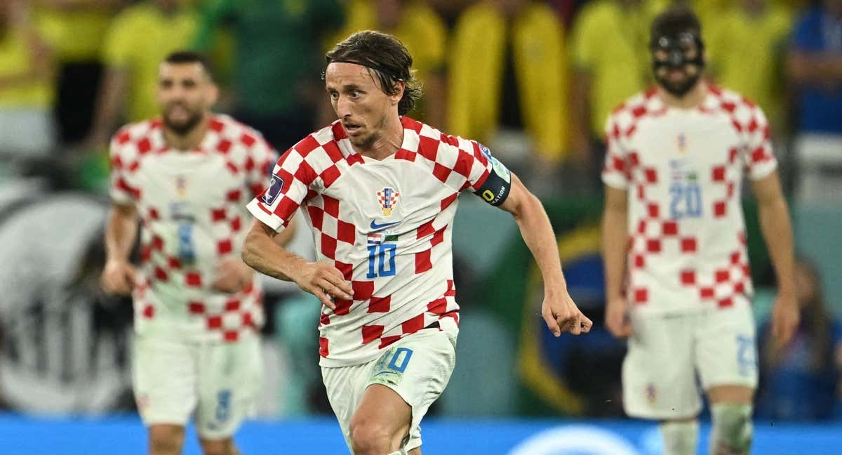 Modric con el balón en el partido Croacia - Brasil del Mundial de Catar./REUTERS: DYLAN MARTÍNEZ