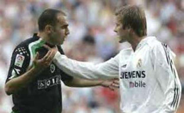 Regragui y Beckham se encaran en un Real Madrid-Racing de 2005.