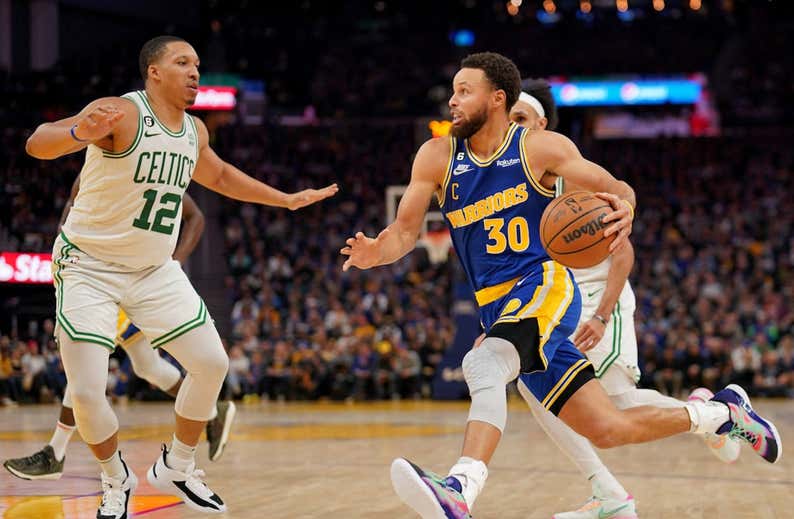 Curry, cada vez más MVP... pero con menos compañía