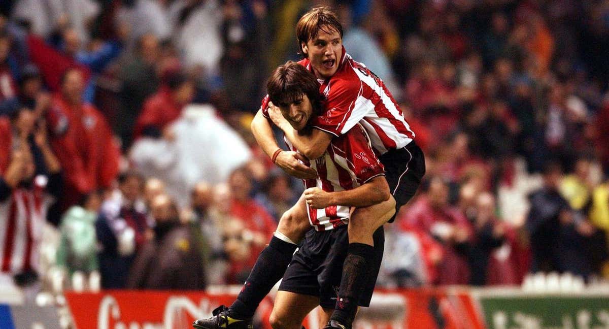 Tiko celebra uno de sus goles con el Athletic con Carlos Gurpegui a hombros.