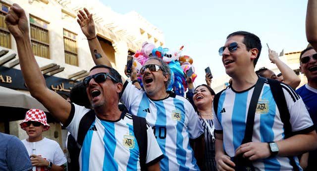 Los aficionados argentinos en Catar van… ¡con Francia!