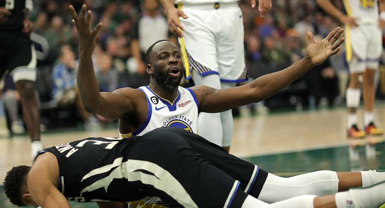 Draymond Green protesta una jugada durante el Bucks-Warriors.