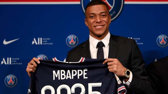 Kylian Mbappé en su renovación por el PSG./Reuters