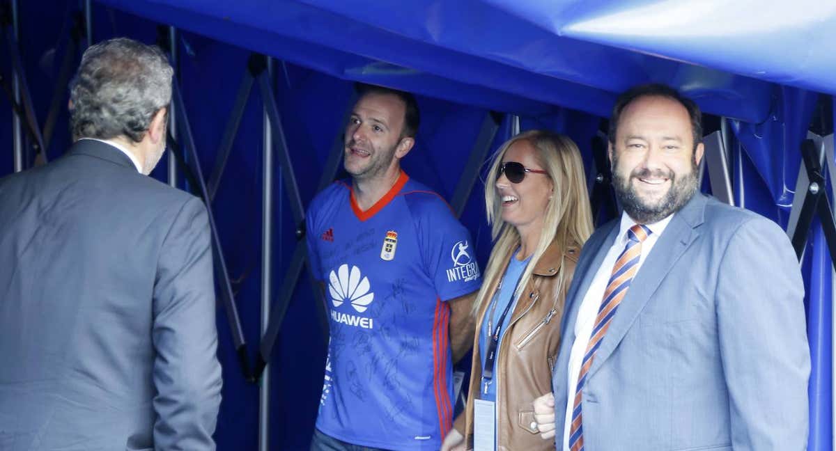 Sid Lowe, antes de recibir un homenaje en el estadio Carlos Tartiere. /REAL OVIEDO