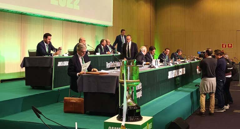 La mesa presidencia de la Junta del Betis.