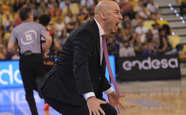 Joan Peñarroya da instrucciones con aparente tono elevado a sus jugadores.  EFE