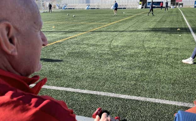 Pepe Mármol no pierde detalle de lo que ocurre en los entrenamientos.  RELEVO