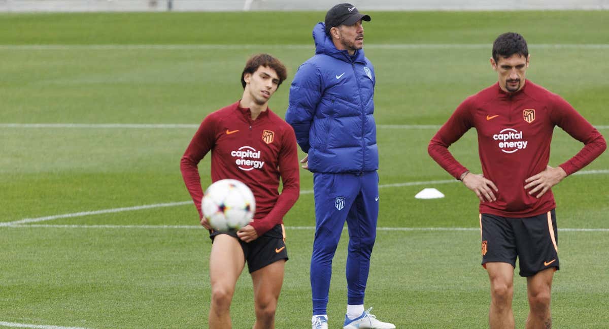 Diego Pablo Simeone, en un entrenamiento de la temporada 2022-23, con Joao Félix y Savic. /EFE