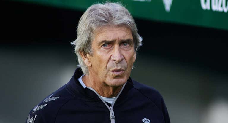 Manuel Pellegrini, pensativo, durante un partido.