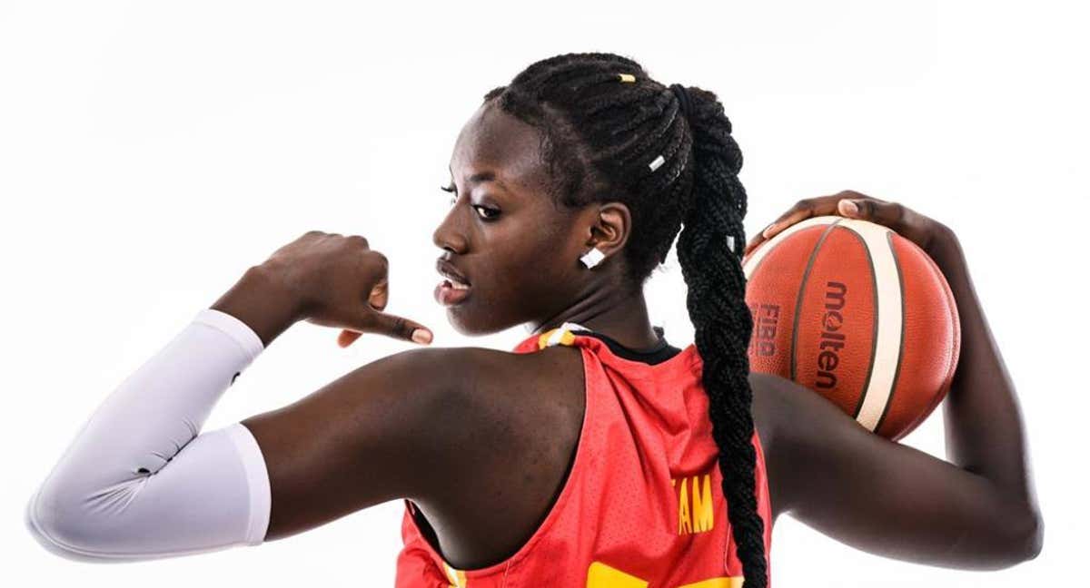 Awa Fam en una imagen con la camiseta de la selección española.