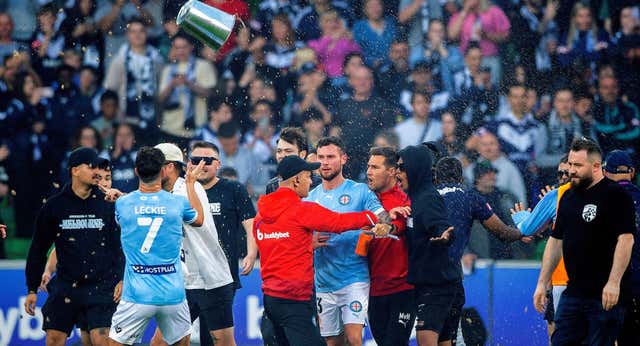 Suspendido el derbi de Melbourne por invasión de campo y agresión al portero