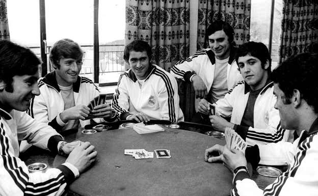 Miguel Ángel, el tercero por la derecha, comparte mesa con otros míticos jugadores del Real Madrid, como Remón, Peinado y Pirri.