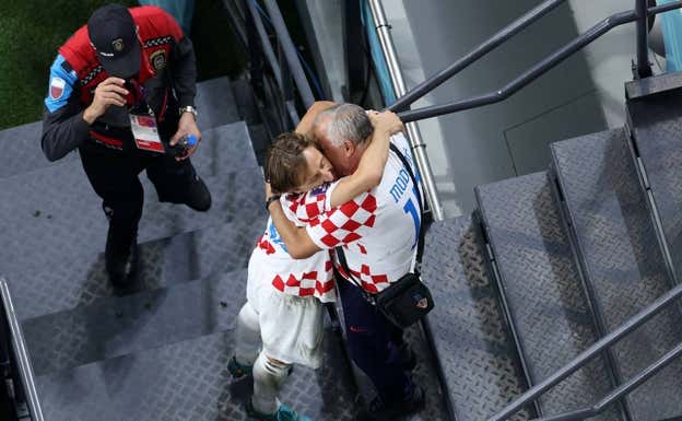 Modric se abraza con su padre tras la victoria ante Marruecos AFP