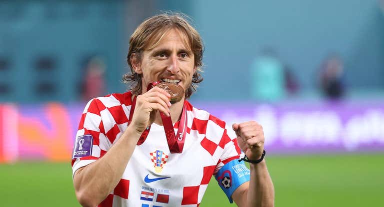 Modric posa con la medalla de bronce tras la final de consolación del Mundial de Catar