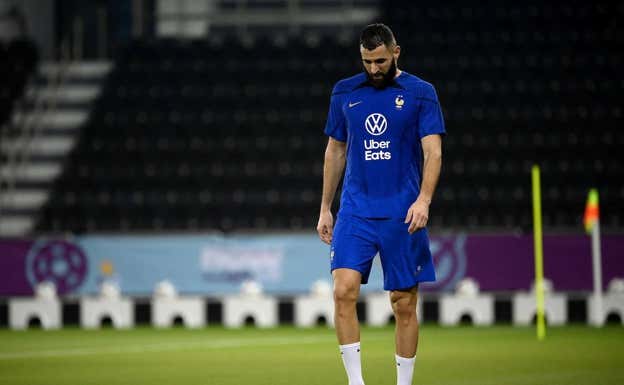 Karim Benzema (34), en un entrenamiento en Doha con la selección de Francia.  FRANCK FIFE / AFP