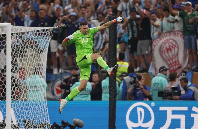 El 'Dibu' o cómo pasar de tercera y ver el Mundial entre asados a ser campeón