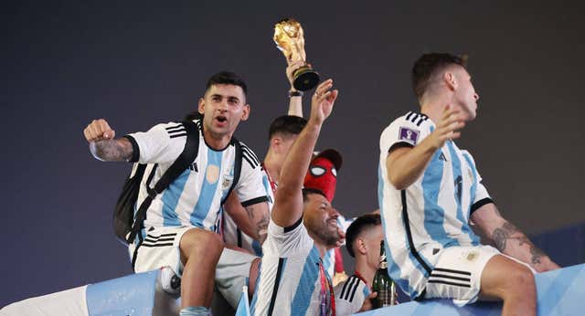 La canción de Messi, copa en mano, contra los periodistas