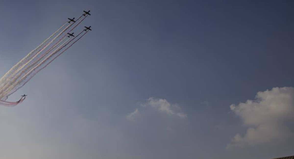 Aviones sobrevuelan los alrededores del estadio de Lusail, donde se disputa la final.