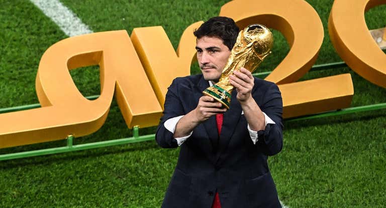 Iker Casillas ofrece la copa.