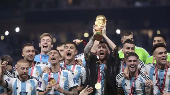 Messi y la capa negra, levantando el Mundial./EFE