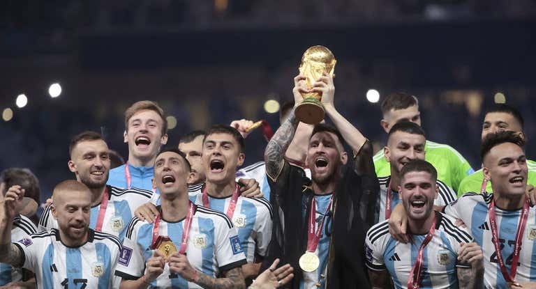 Messi y la capa negra, levantando el Mundial.