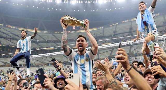 Messi redondea su carrera y acecha a Dani Alves