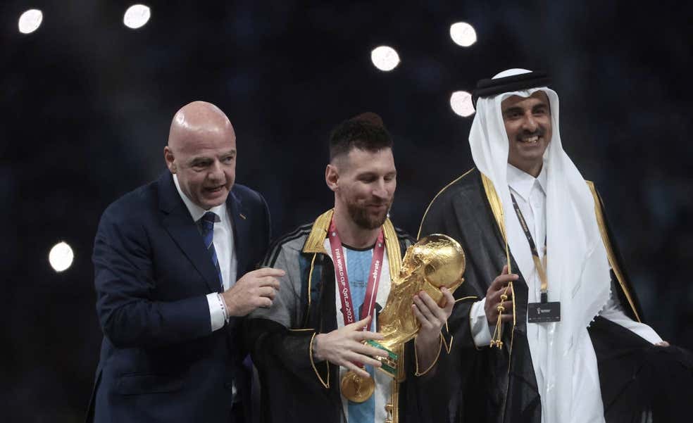 ¿Por qué puso el emir una túnica a Messi antes de levantar la Copa del Mundo?