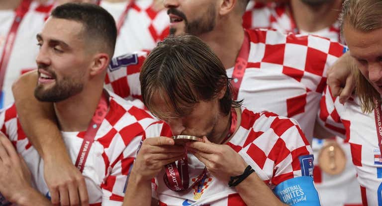 Luka Modric besa la medalla de bronce tras ganar el partido por el tercer y cuarto puesto.
