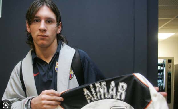 Messi posa con la camiseta de Aimar.  CLAUDIO CHAVES.