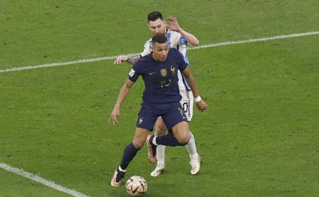 Mbappé controla ante Messi, en la final del Mundial.  AFP