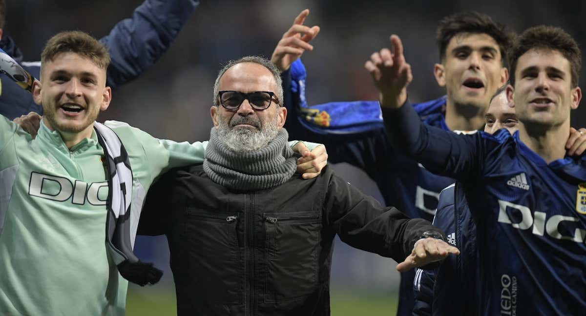 La plantilla del Real Oviedo y su entrenador, Álvaro Cervera, celebran el triunfo ante el Sporting/EFE