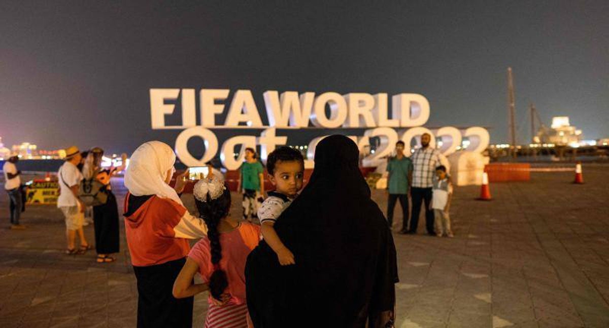 Varias familias qataríes se hacen fotos en un anuncio del Mundial.